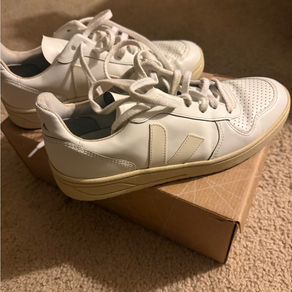 Veja White Sneakers - V10 Leather Extra White